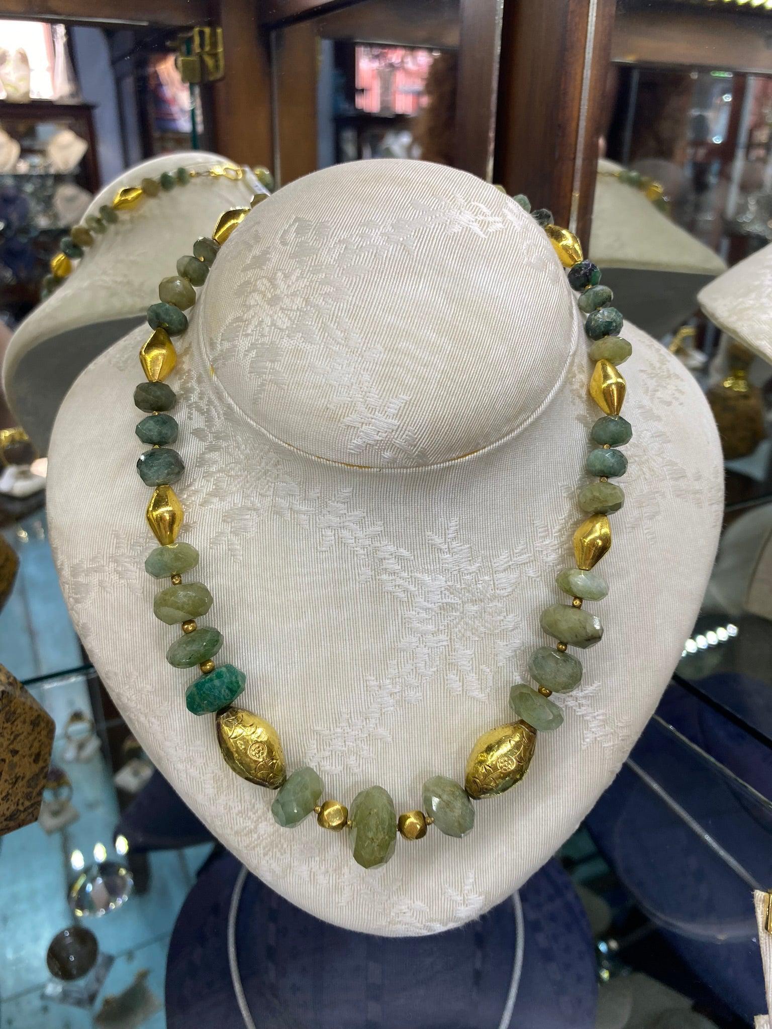 VEERT - The Green Pearl Shape Necklace in Yellow Gold